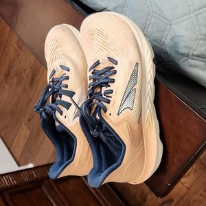 Altra Provision 6 Running Shoes, size 9